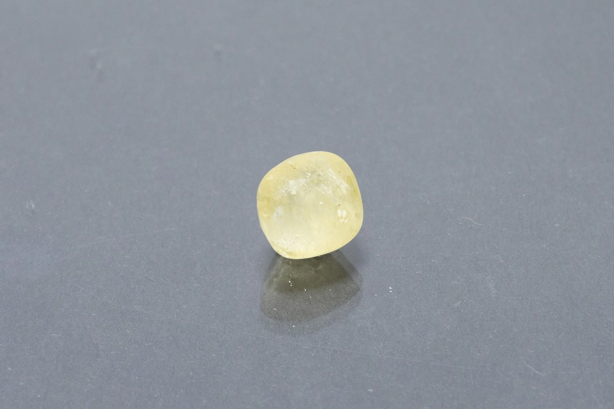 Ceylon Yellow Sapphire - 6.82 Carat - Image 2