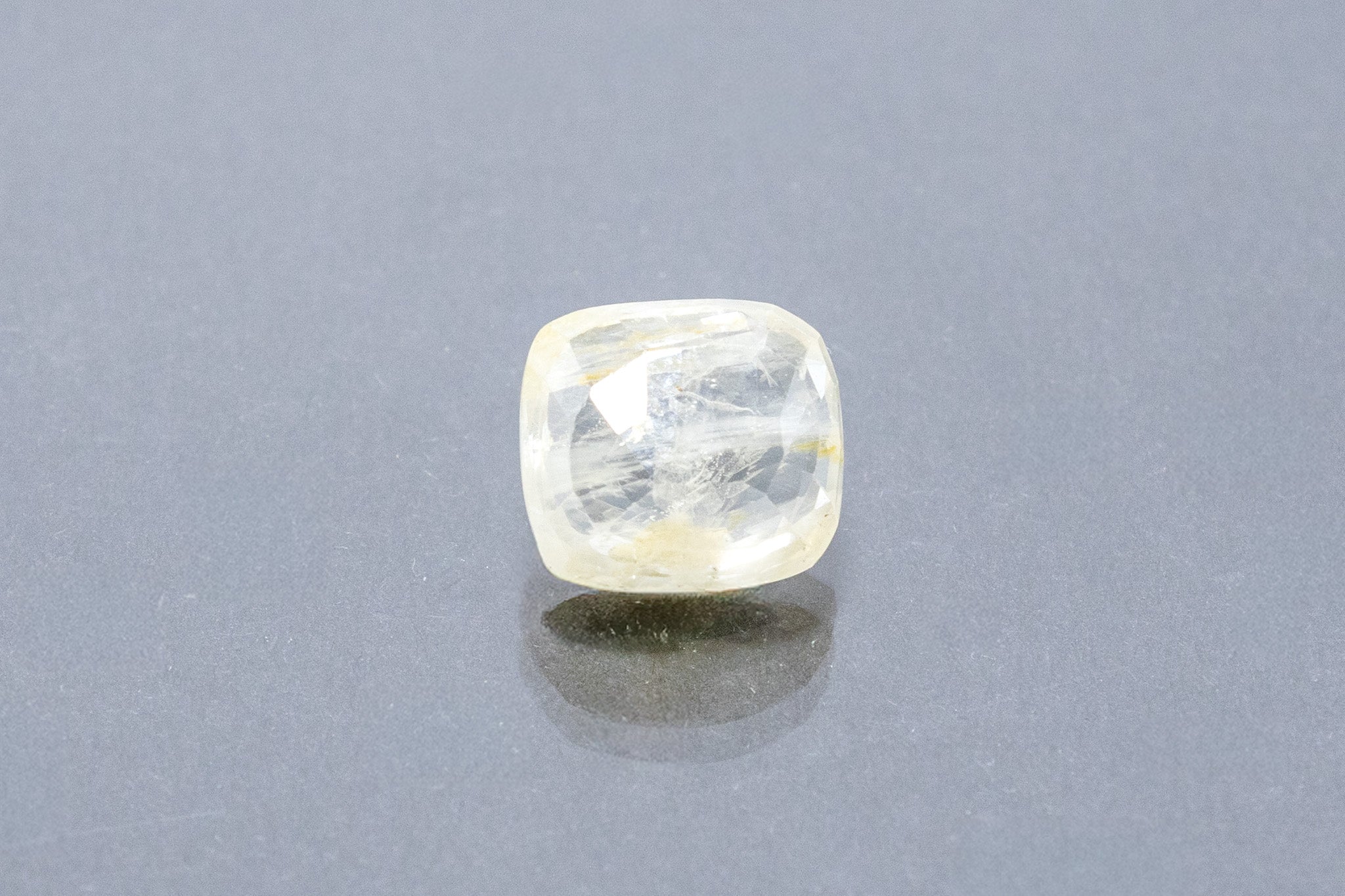 Ceylon Yellow Sapphire - 6.87 Carat - Image 2